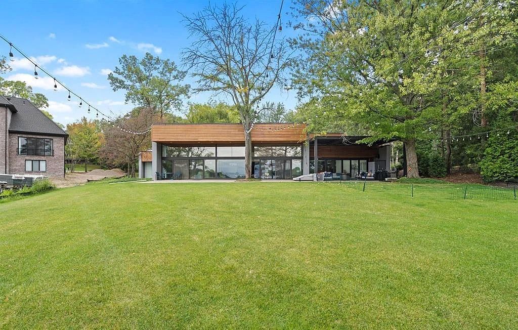 The House in Bloomfield Hills offers grand gallery-like foyer with full wall of panoramic views of the lake & tall ceilings throughout, now available for sale. This home located at 3897 Lakeland Ln, Bloomfield Hills, Michigan