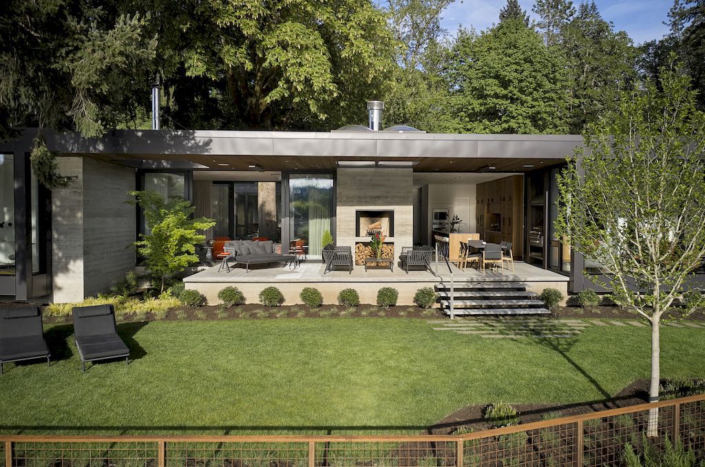 Heartwood Residence clad in glass & wood by William Kaven Architecture