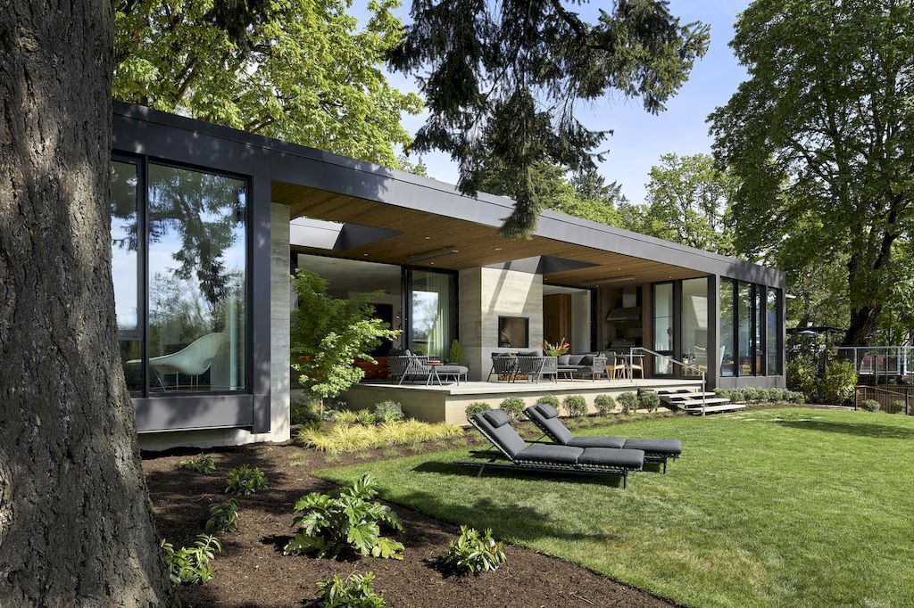 Heartwood Residence clad in glass & wood by William Kaven Architecture