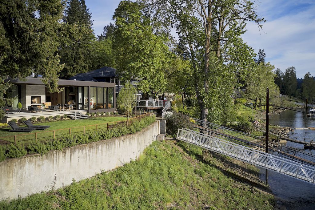 Heartwood Residence clad in glass & wood by William Kaven Architecture