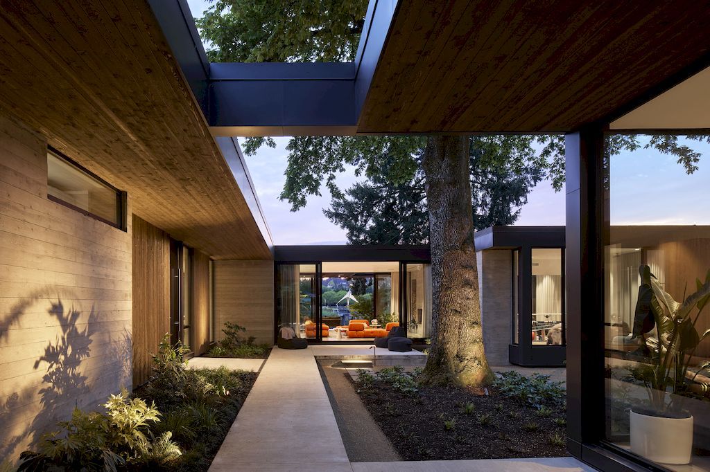 Heartwood Residence clad in glass & wood by William Kaven Architecture