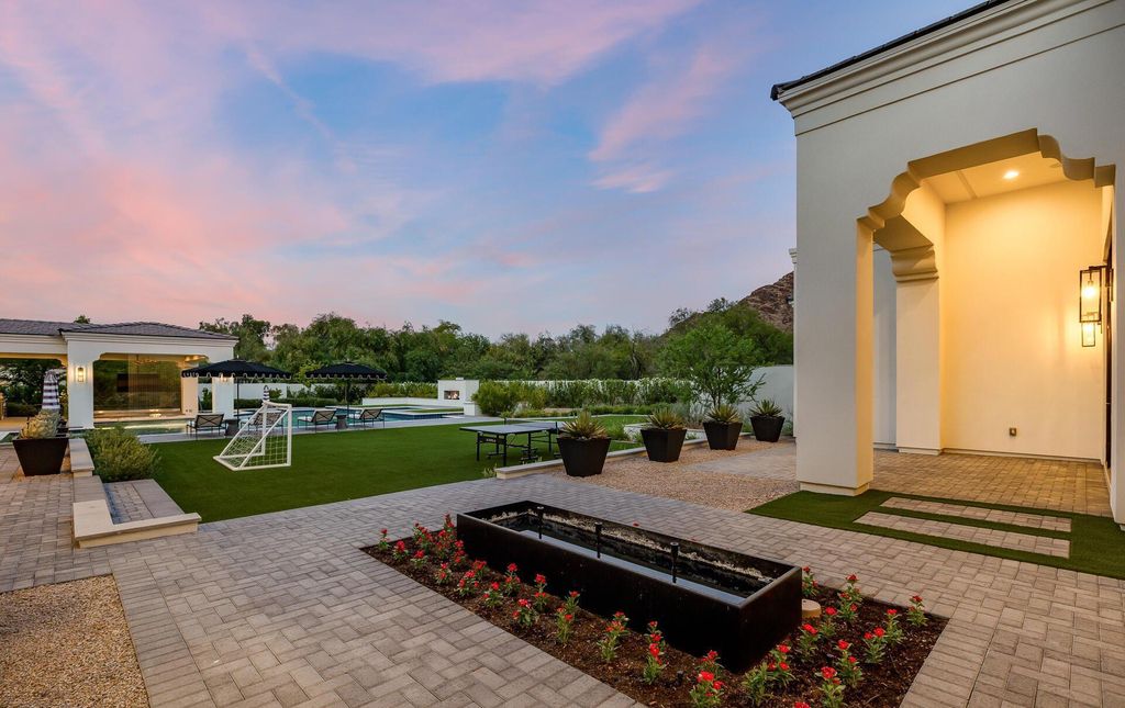 8311 N 53rd Street, Paradise Valley, Arizona is a transitional Mediterranean estate with amazing Mummy mountain views and tons of privacy showcases the pinnacle of resort style living. 