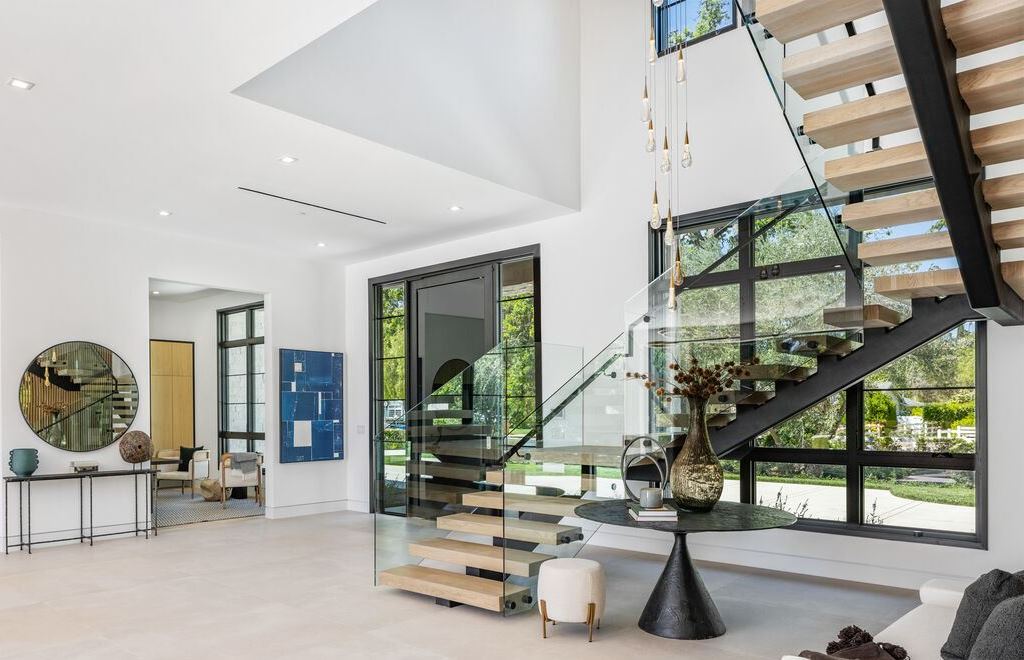 23650 Long Valley Rd, Hidden Hills, California is a beautiful contemporary farmhouse compound encompasses a grand corner in the exclusive guard-gated equestrian community of Hidden Hills.