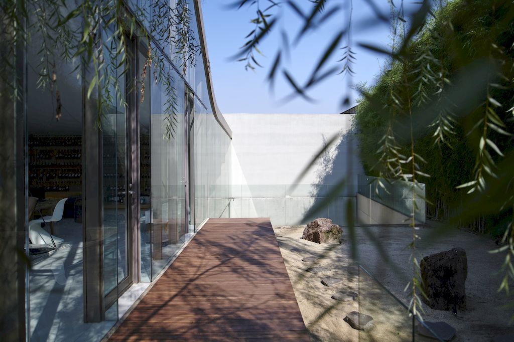 Melt House, a Modern-looking House with Feng Shui element by RDMA