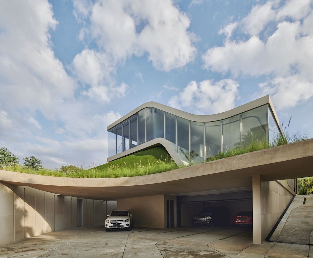 Melt House, a Modern-looking House with Feng Shui element by RDMA