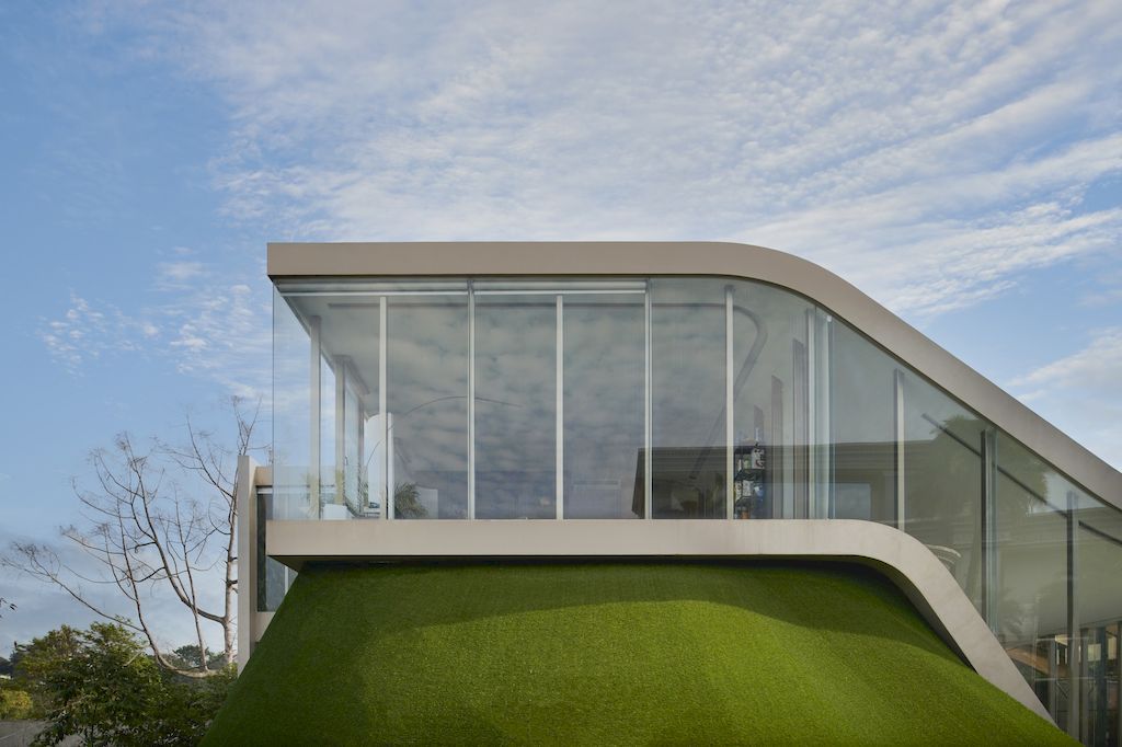 Melt House, a Modern-looking House with Feng Shui element by RDMA