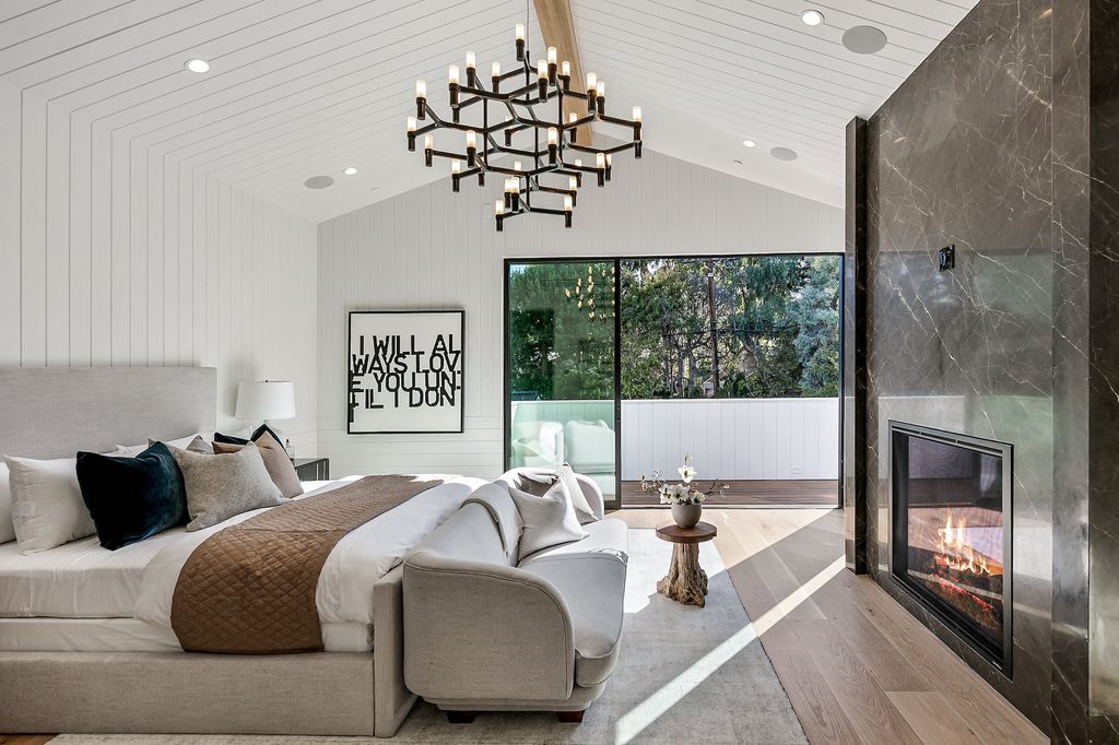 The House in Los Angeles, a newly constructed modern farmhouse ideally situated in the acclaimed Brentwood neighborhood featuring a flexible open layout blends the living and dining areas is now available for sale. This home located at 417 N Kenter Ave, Los Angeles, California
