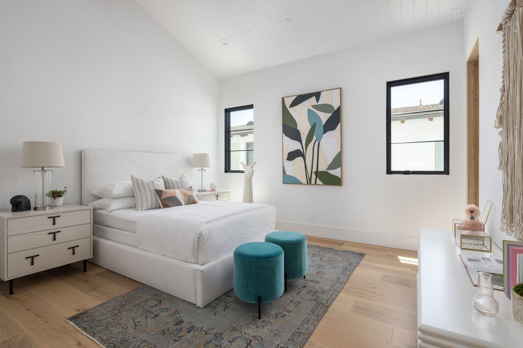 The House in Los Angeles, a newly constructed modern farmhouse ideally situated in the acclaimed Brentwood neighborhood featuring a flexible open layout blends the living and dining areas is now available for sale. This home located at 417 N Kenter Ave, Los Angeles, California