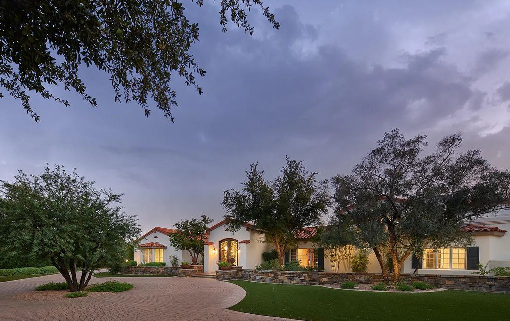 The Estate in Paradise Valley, an incredible home features a split floor plan, with all bedrooms en suite plus an exercise room, private office, cigar lounge & bar, and guest family room/library is now available for sale. This home located at 7740 N Mockingbird Ln, Paradise Valley, Arizona