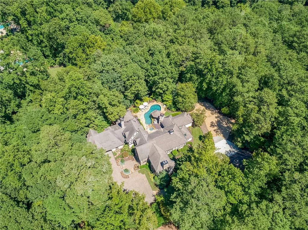 The Estate in Marietta is a luxurious home featuring a spacious formal living room and a private tennis court now available for sale. This home located at 1638 Little Willeo Rd, Marietta, Georgia; offering 05 bedrooms and 09 bathrooms with 9,558 square feet of living spaces.