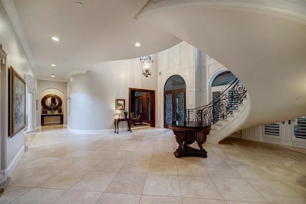 11318 Jamestown Rd, Houston, Texas is stunning Mediterranean Villa located on a large wooded lot in the heart of Piney Point offers beautifully landscaped backyard with covered summer kitchen and heated swimming pool. 