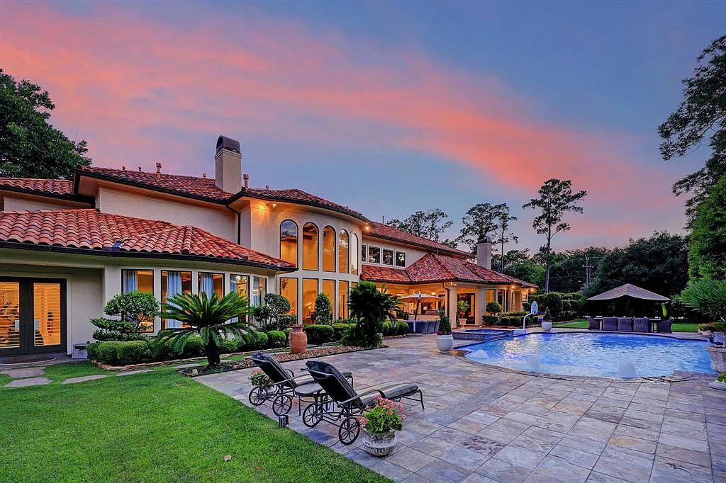 11318 Jamestown Rd, Houston, Texas is stunning Mediterranean Villa located on a large wooded lot in the heart of Piney Point offers beautifully landscaped backyard with covered summer kitchen and heated swimming pool. 