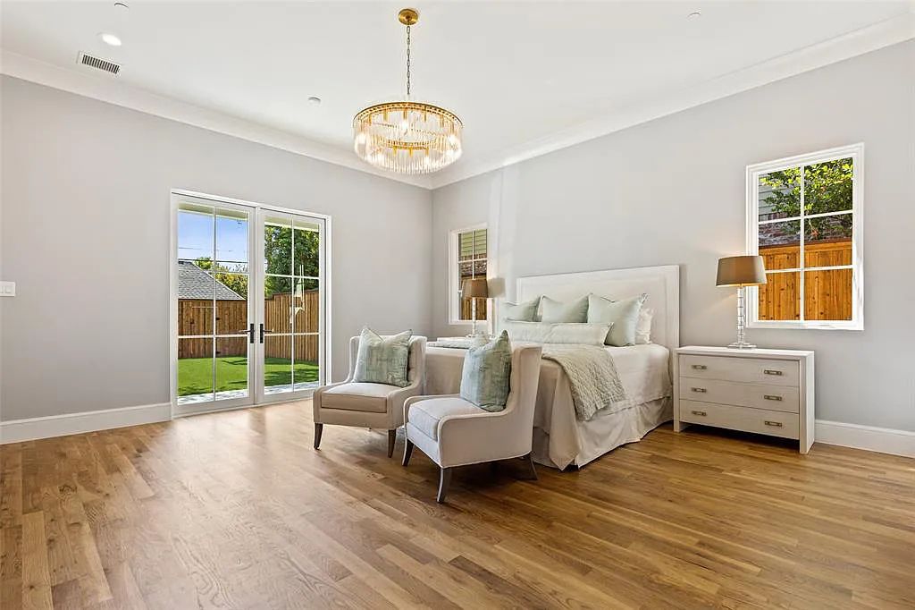 The Home in Dallas, a stunning new construction from Robert Elliott Homes in highly desirable Old Preston Hollow close proximity to Central Market, good eats, shopping and more is now available for sale. This home located at 4304 Manning Ln, Dallas, Texas