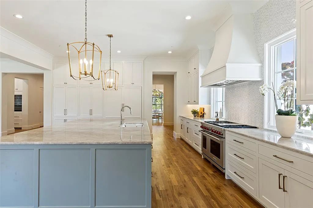 The Home in Dallas, a stunning new construction from Robert Elliott Homes in highly desirable Old Preston Hollow close proximity to Central Market, good eats, shopping and more is now available for sale. This home located at 4304 Manning Ln, Dallas, Texas