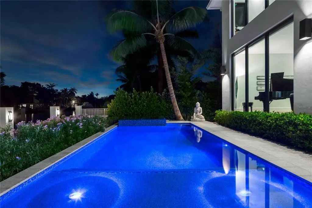 1612 SE 11th St, Fort Lauderdale, Florida is a transitional modern home boasts an amazing open floor plan with the finest finishes, an exceptional outdoor area with a summer kitchen, pebble tech pool, covered patio and more.