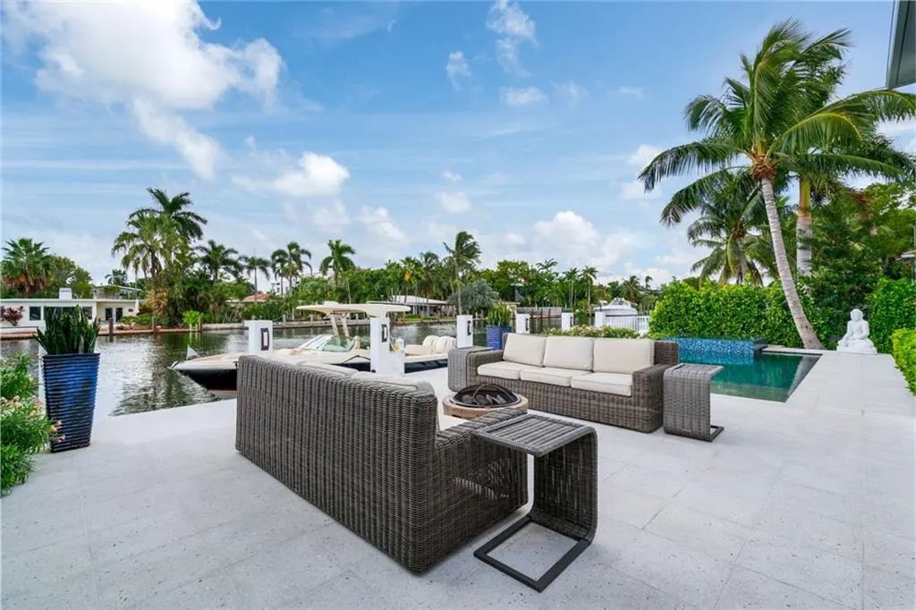 1612 SE 11th St, Fort Lauderdale, Florida is a transitional modern home boasts an amazing open floor plan with the finest finishes, an exceptional outdoor area with a summer kitchen, pebble tech pool, covered patio and more.