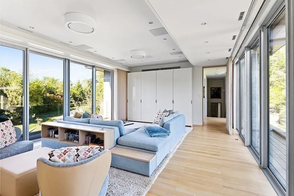 The Estate in Manchester is a luxurious home having all the style and modern sensibility now available for sale. This home located at 27 Smiths Point Rd, Manchester, Massachusetts; offering 04 bedrooms and 05 bathrooms with 8,752 square feet of living spaces.