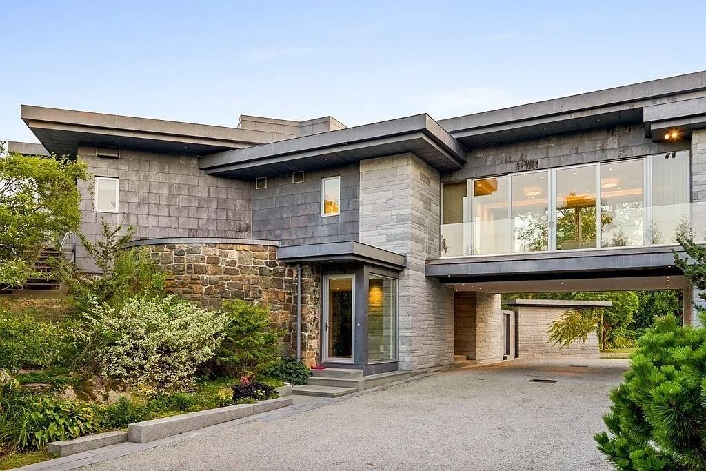 The Estate in Manchester is a luxurious home having all the style and modern sensibility now available for sale. This home located at 27 Smiths Point Rd, Manchester, Massachusetts; offering 04 bedrooms and 05 bathrooms with 8,752 square feet of living spaces.