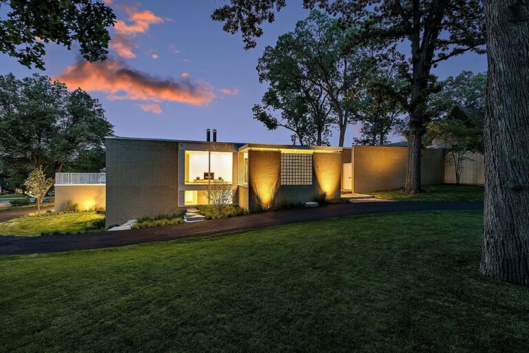 This Midcentury Modern Jewel in Hinsdale, IL Features Thoughtful