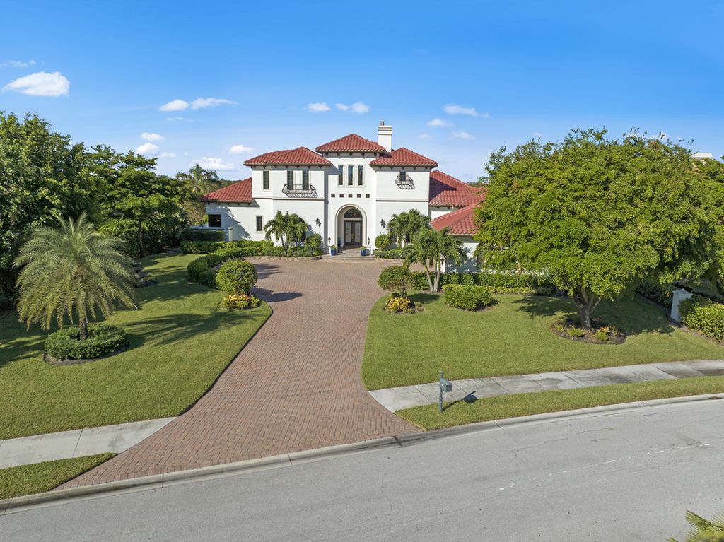 208 Audubon Boulevard, Naples, Florida is a beautiful estate designed for living life to the fullest and capable of accommodating a large family or multiple guests in total comfort.