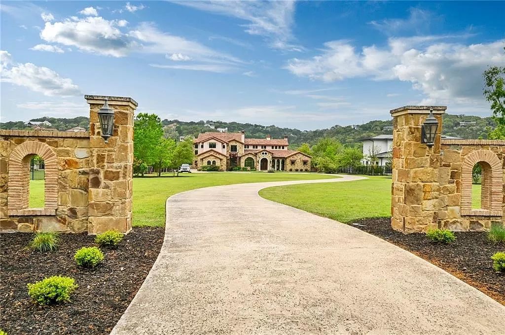 14624 Flat Top Ranch Road, Austin, Texas is a waterfront estate was updated throughout in 2020 boasting custom finishes, a double-height living room, an idyllic outdoor area, Control 4 System for music, lighting, and heat.