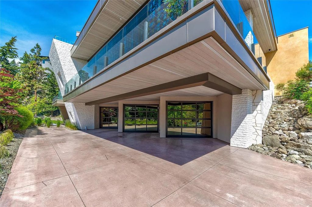 The House in Kelowna is an architectural dream house in the most exclusive private gated community, now available for sale. This home located at 732 Highpointe Pl, Kelowna, BC V1V 2Y3, Canada