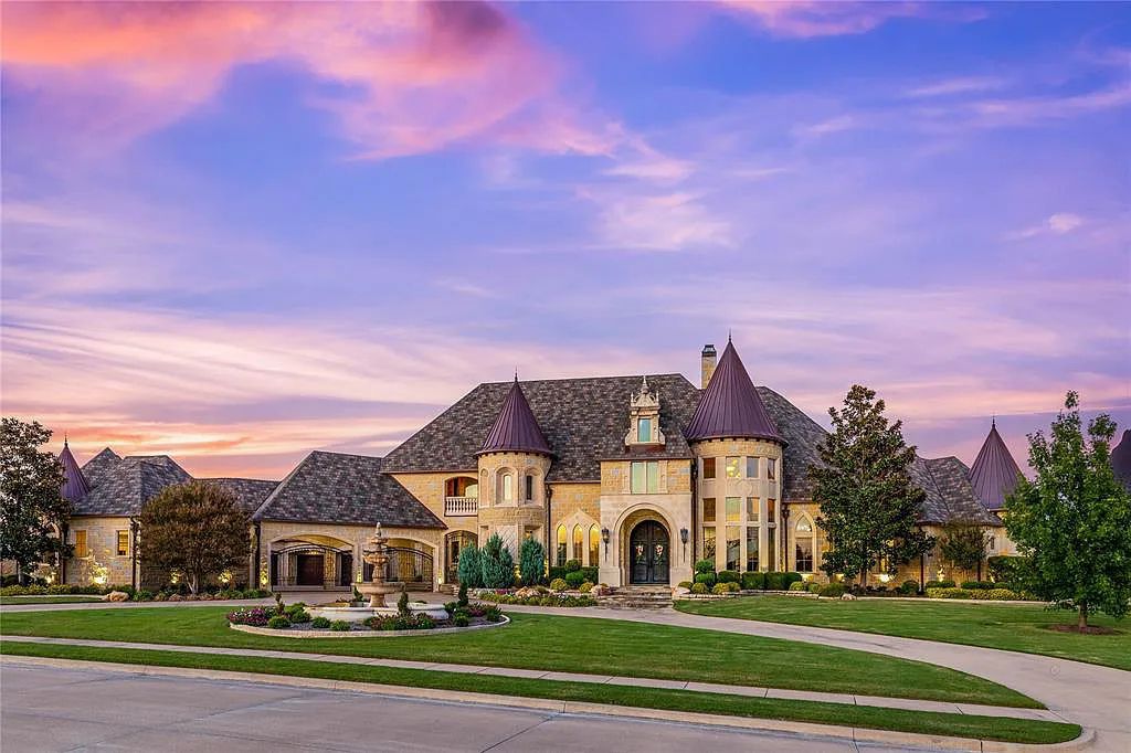The Estate in Rockwall, an architectural designed home delivers meticulous construction, dramatic crown moldings, and an ultra functional layout for casual living or entertaining on a high scale is now available for sale. This home located at 1268 Somerset Ln, Rockwall, Texas