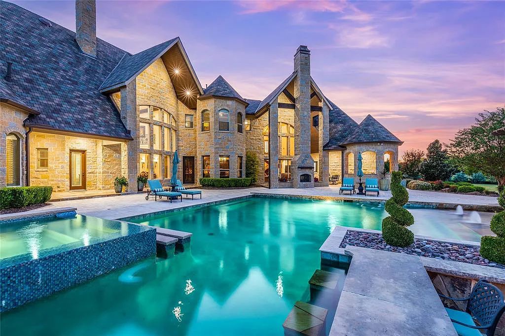 The Estate in Rockwall, an architectural designed home delivers meticulous construction, dramatic crown moldings, and an ultra functional layout for casual living or entertaining on a high scale is now available for sale. This home located at 1268 Somerset Ln, Rockwall, Texas