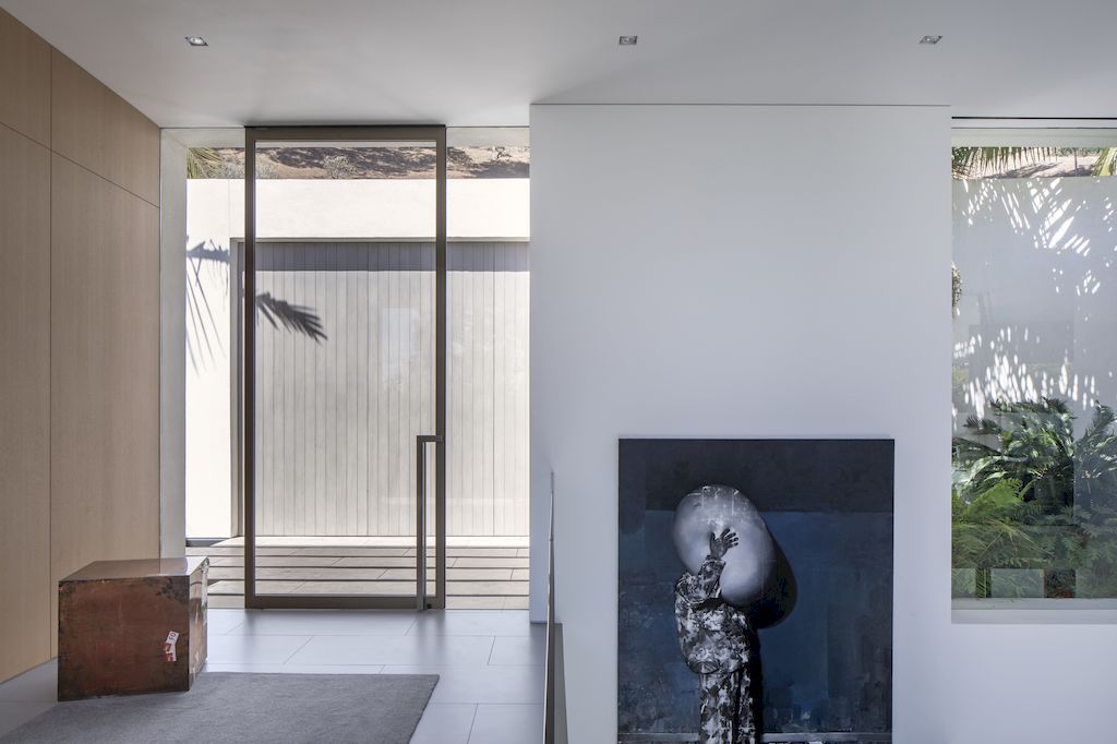 aMa House with gallery space to show art collection by XTEN Architecture