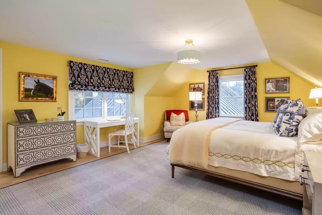This bedroom idea is a typical example that proves how beautiful mustard yellow can look in navy, dark brown, and red. Add a small chandelier to your bedroom, a pair of floor lamps, or wall scones. These finishes accentuate the shining character of the yellow tones.