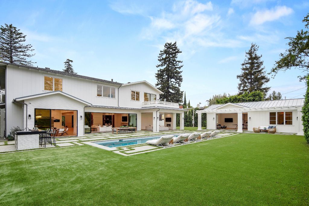 430 S Bundy Drive, Los Angeles, California is a masterpiece of both design and function on a rare half-acre lot blending sophisticated East Coast style and modern California flair.