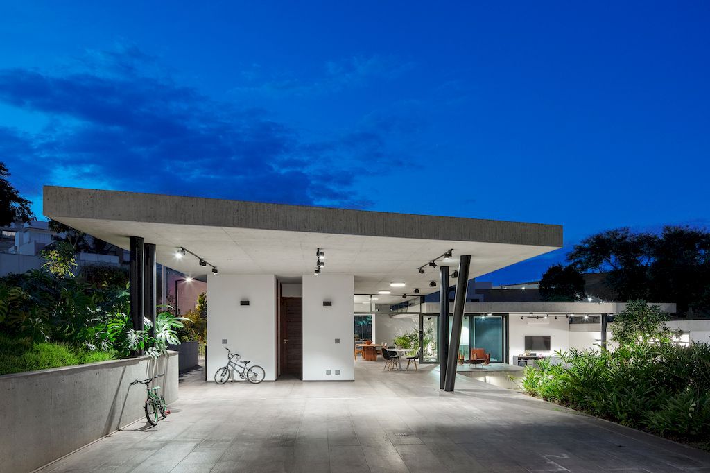 A3L House with Outside Living Connection Design by Obra Arquitetos