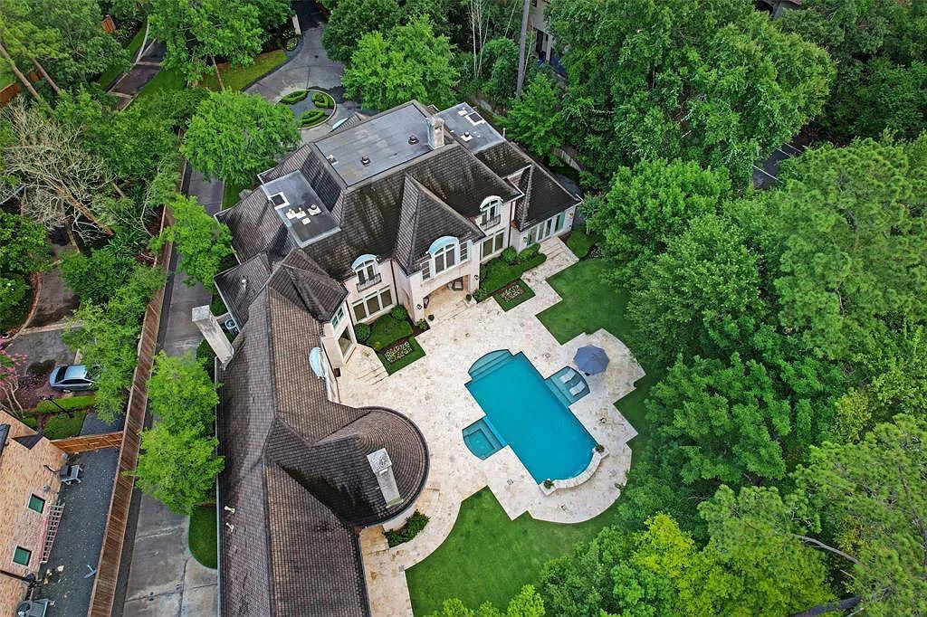 11526 Shadow Way Street, Houston, Texas is an exceptional gated property with spectacular living areas and dining room overlook to serene setting and pool, sophisticated interiors featuring a series of luminous open spaces. 