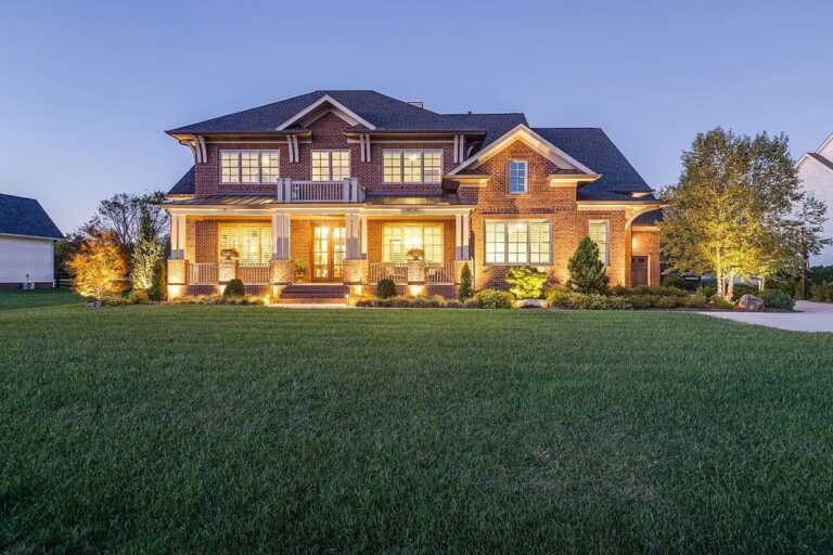 Beautiful Home Built with Attention to Detail and Luxurious Finishes throughout in Franklin, TN Hits Market for $3.675M