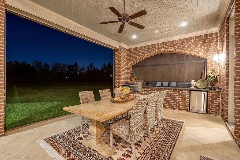 The Estate in Franklin is a luxurious home set on prefect location with incredible outdoor living area now available for sale. This home located at 1014 Buena Vista Dr, Franklin, Tennessee; offering 05 bedrooms and 06 bathrooms with 6,978 square feet of living spaces.