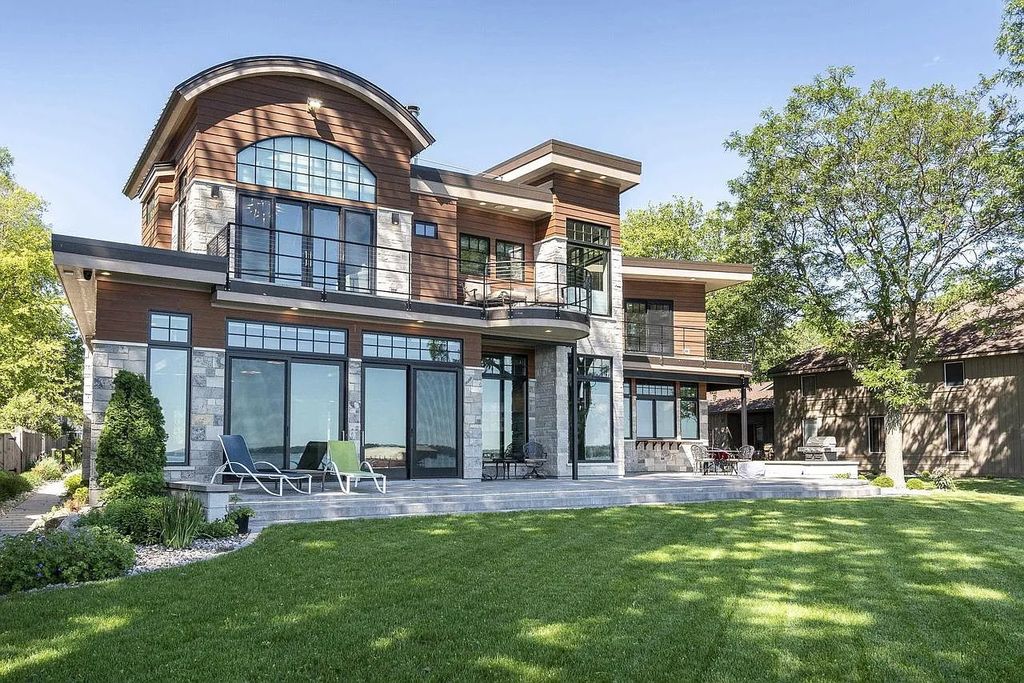 The Estate in Madison is a luxurious home ideal for entertaining now available for sale. This home located at 5404 Lake Mendota Dr, Madison, Wisconsin; offering 05 bedrooms and 06 bathrooms with 6,113 square feet of living spaces. 