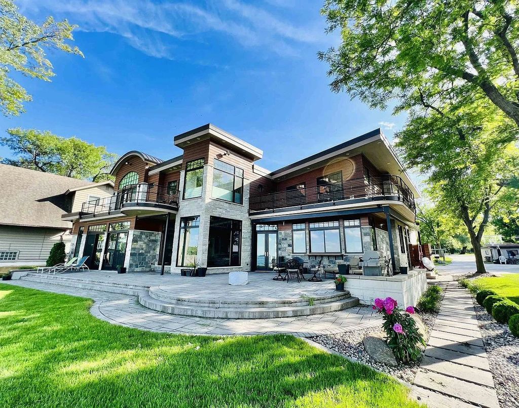 The Estate in Madison is a luxurious home ideal for entertaining now available for sale. This home located at 5404 Lake Mendota Dr, Madison, Wisconsin; offering 05 bedrooms and 06 bathrooms with 6,113 square feet of living spaces. 