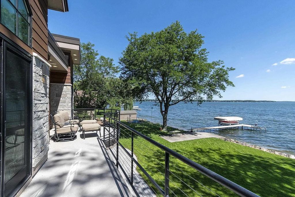 The Estate in Madison is a luxurious home ideal for entertaining now available for sale. This home located at 5404 Lake Mendota Dr, Madison, Wisconsin; offering 05 bedrooms and 06 bathrooms with 6,113 square feet of living spaces. 