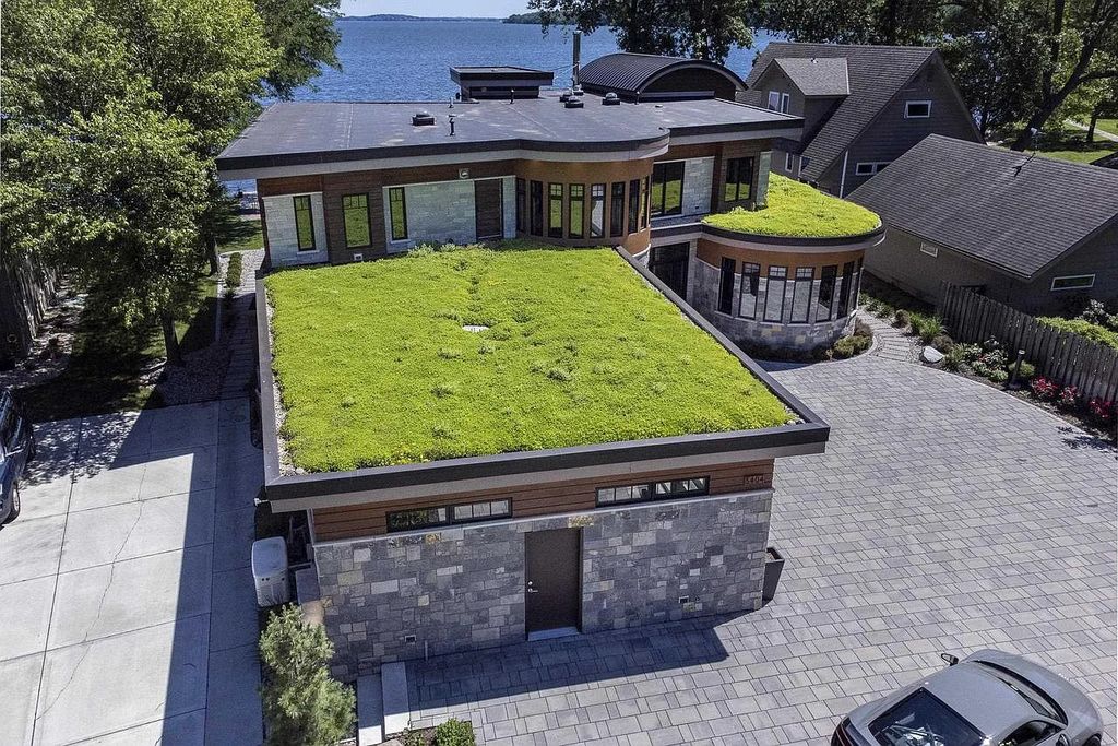 The Estate in Madison is a luxurious home ideal for entertaining now available for sale. This home located at 5404 Lake Mendota Dr, Madison, Wisconsin; offering 05 bedrooms and 06 bathrooms with 6,113 square feet of living spaces. 