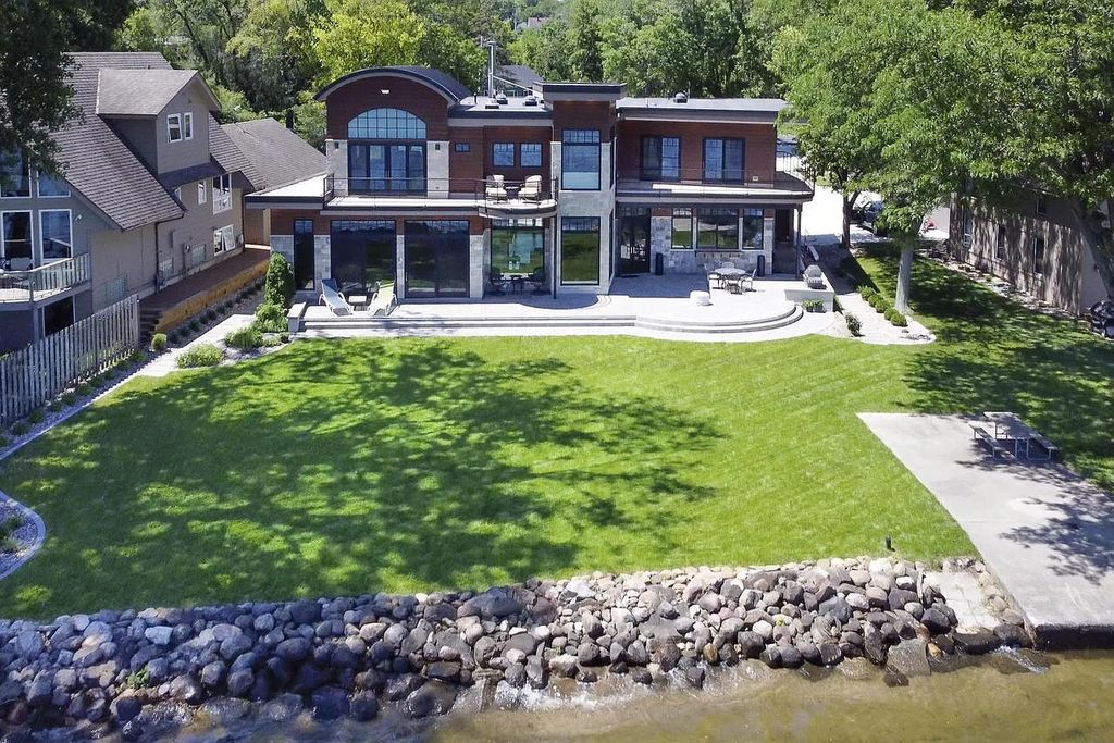 The Estate in Madison is a luxurious home ideal for entertaining now available for sale. This home located at 5404 Lake Mendota Dr, Madison, Wisconsin; offering 05 bedrooms and 06 bathrooms with 6,113 square feet of living spaces. 