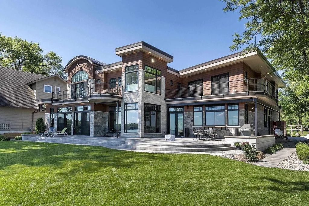 The Estate in Madison is a luxurious home ideal for entertaining now available for sale. This home located at 5404 Lake Mendota Dr, Madison, Wisconsin; offering 05 bedrooms and 06 bathrooms with 6,113 square feet of living spaces. 