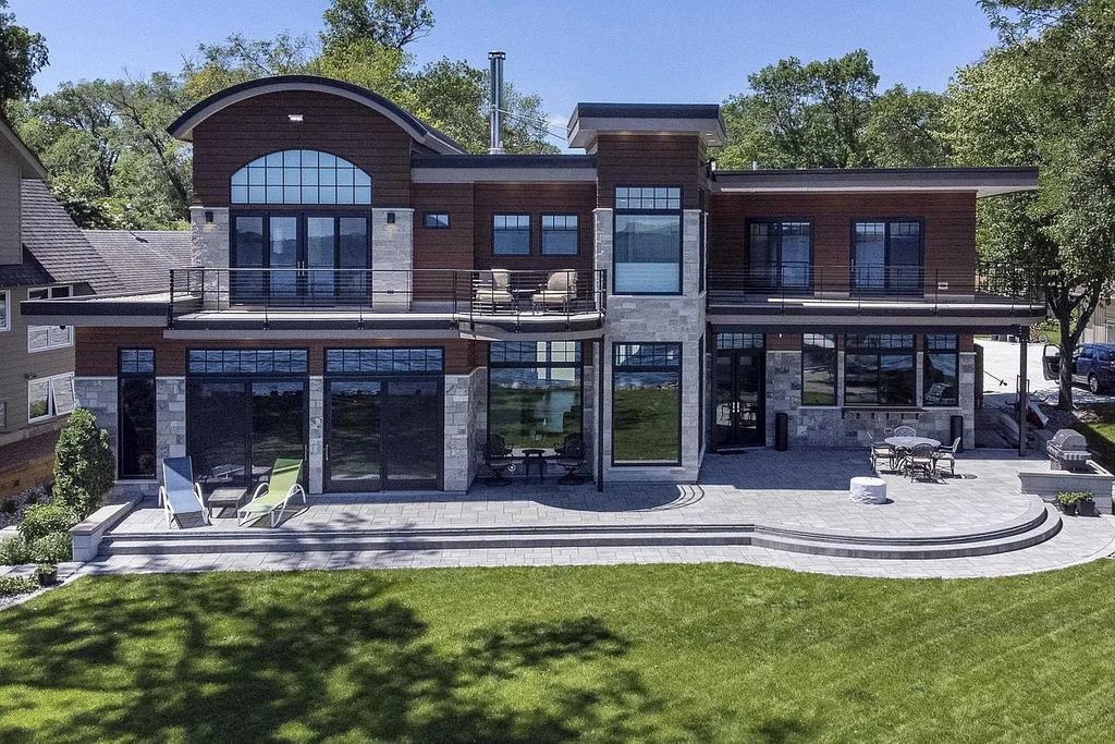 The Estate in Madison is a luxurious home ideal for entertaining now available for sale. This home located at 5404 Lake Mendota Dr, Madison, Wisconsin; offering 05 bedrooms and 06 bathrooms with 6,113 square feet of living spaces. 