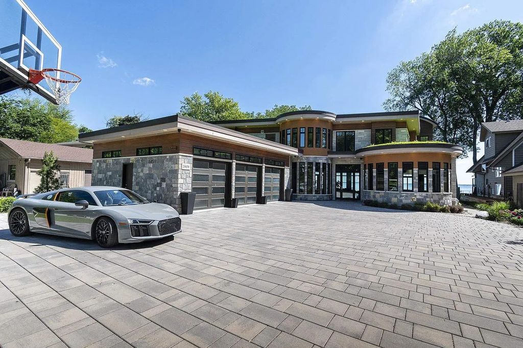 The Estate in Madison is a luxurious home ideal for entertaining now available for sale. This home located at 5404 Lake Mendota Dr, Madison, Wisconsin; offering 05 bedrooms and 06 bathrooms with 6,113 square feet of living spaces. 