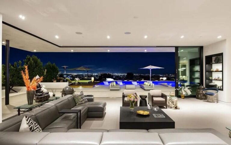 Curated visual reference: Modern Beverly Hills Penthouse For Sale With Private Rooftop Reference: Exceptional Modern Mansion In Beverly Hills With Spectacular Panoramic