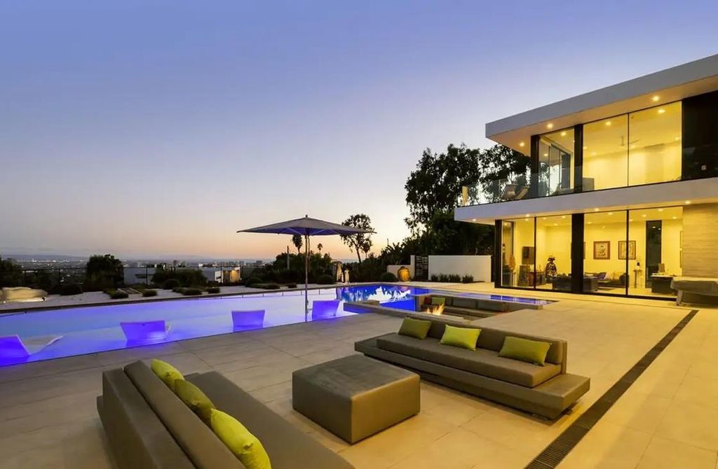1320 Beverly Grove Place, Beverly Hills, California is an exceptional modern estate was crafted with a seamless indoor outdoor lifestyle and a focus on light, open spaces, and breathtaking views. 
