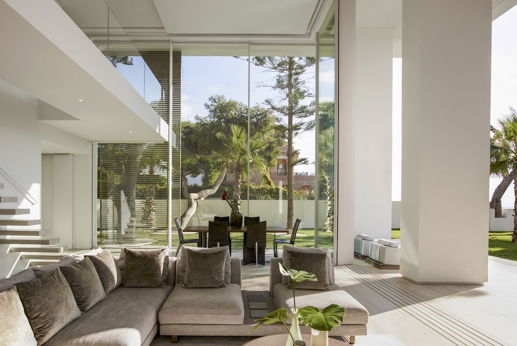 Glyfada Residence, versatile home with stunning outside views by SAOTA