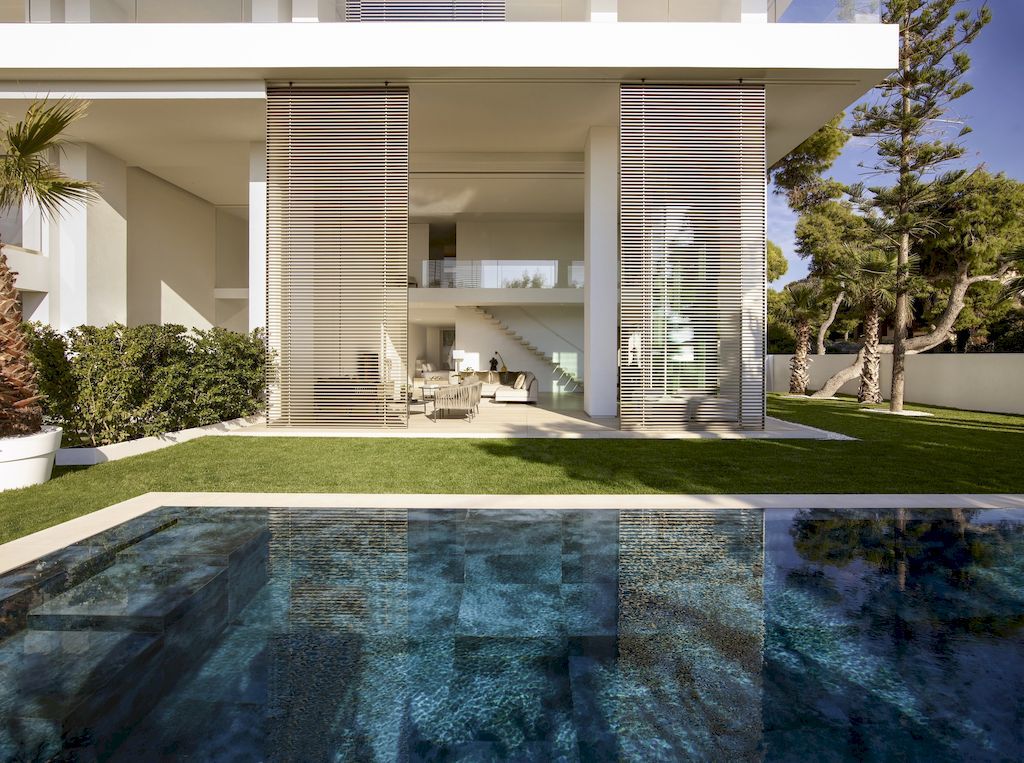 Glyfada Residence, versatile home with stunning outside views by SAOTA