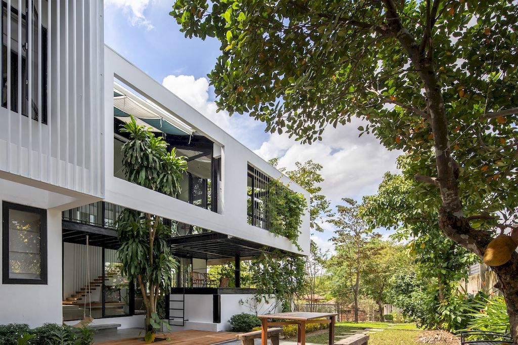 Hillside House, Stunning House with Breathtaking views by Cote Architects