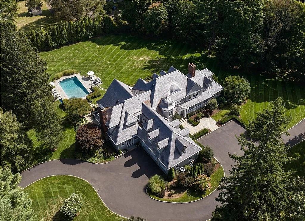 The Estate in New Canaan is a luxurious home offering rich amenity, stunning architecture on a spacious, flat, fully fenced manicured lot now available for sale. This home located at 1135 Smith Ridge Rd, New Canaan, Connecticut; offering 06 bedrooms and 09 bathrooms with 8,197 square feet of living spaces.