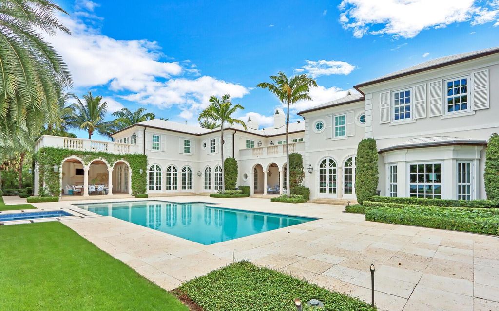 1350 N Lake Way, Palm Beach, Florida is a beautiful lakefront mansion was originally constructed in 2013 and billionaire former casino mogul Steve Wynn paid $49 million for this estate in December 2021.